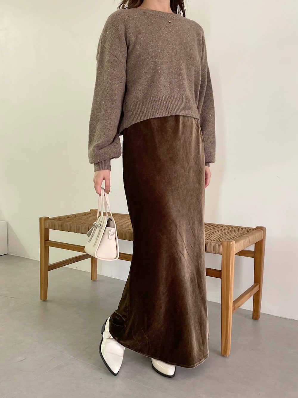 ホワイト系のブルゾン、ホワイト系のボストンバッグ、ホワイト系のその他シューズを着用したレディースの秋コーディネートの8枚目の写真