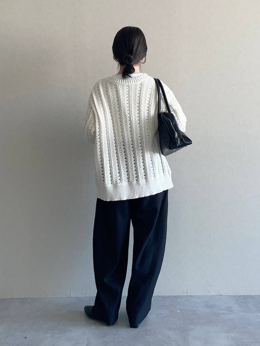 ブラック系のその他パンツ、ホワイト系のカーディガン/ボレロ、ホワイト系のTシャツ/カットソーを着用したレディースの春コーディネートの2枚目の写真