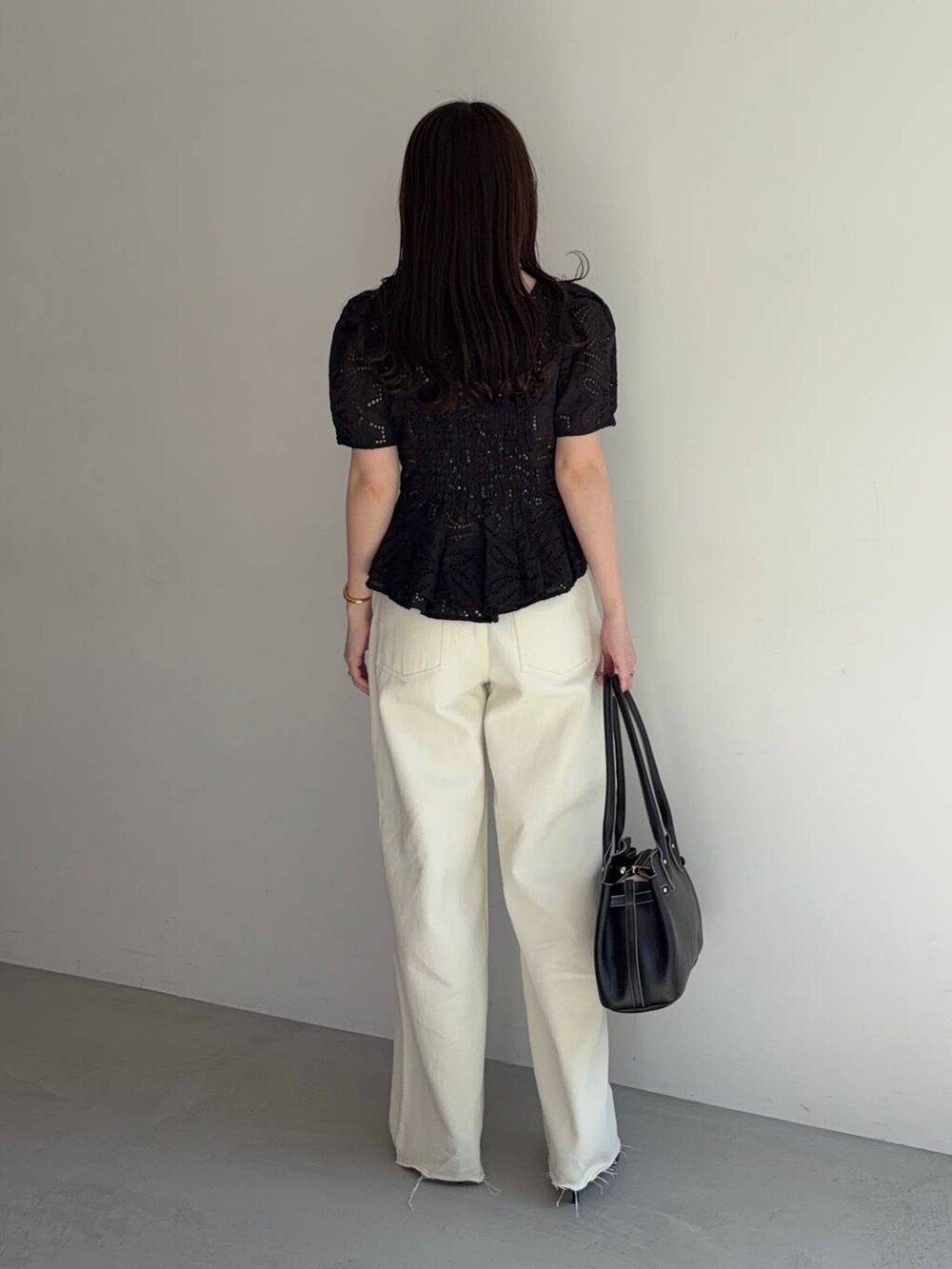 ブラック系のサンダル、ブラック系のシャツ/ブラウス、ホワイト系のその他パンツを着用したレディースの春コーディネートの2枚目の写真