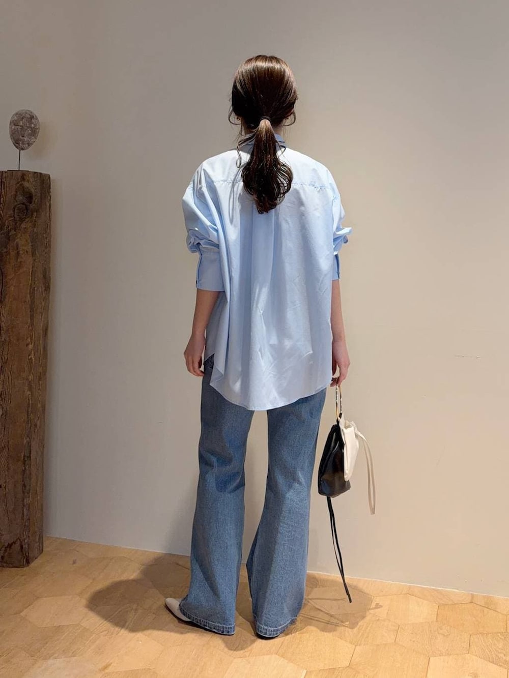 ブルー系のシャツ/ブラウス、ブルー系のデニムパンツ、ホワイト系のサンダルを着用したレディースの冬コーディネートの5枚目の写真