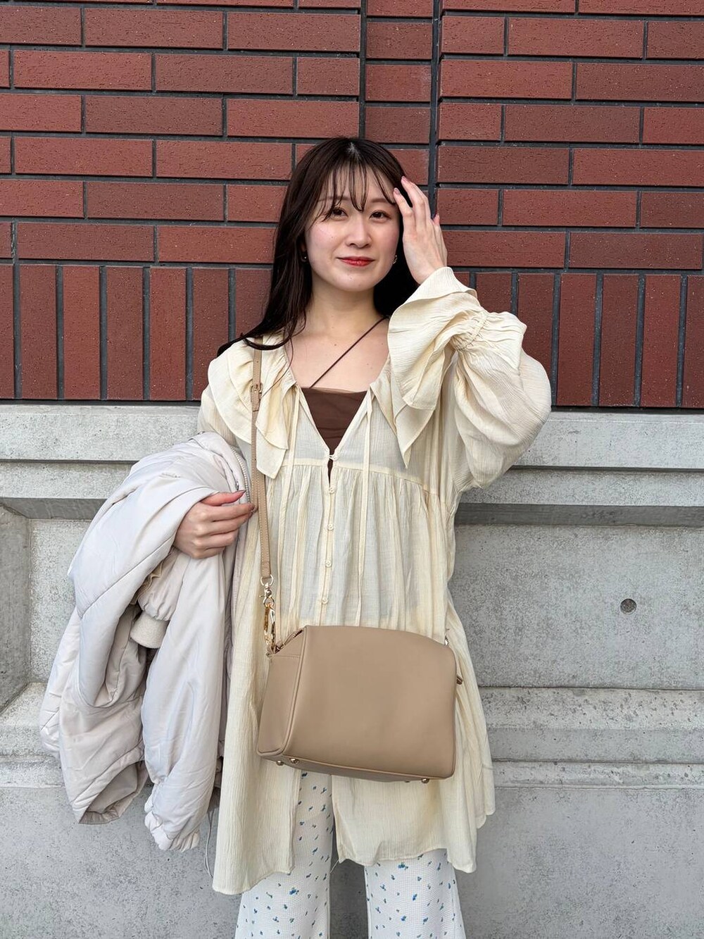 ゴールド系のボストンバッグ、ホワイト系のシャツ/ブラウス、ホワイト系のその他パンツを着用したレディースの春コーディネートの4枚目の写真
