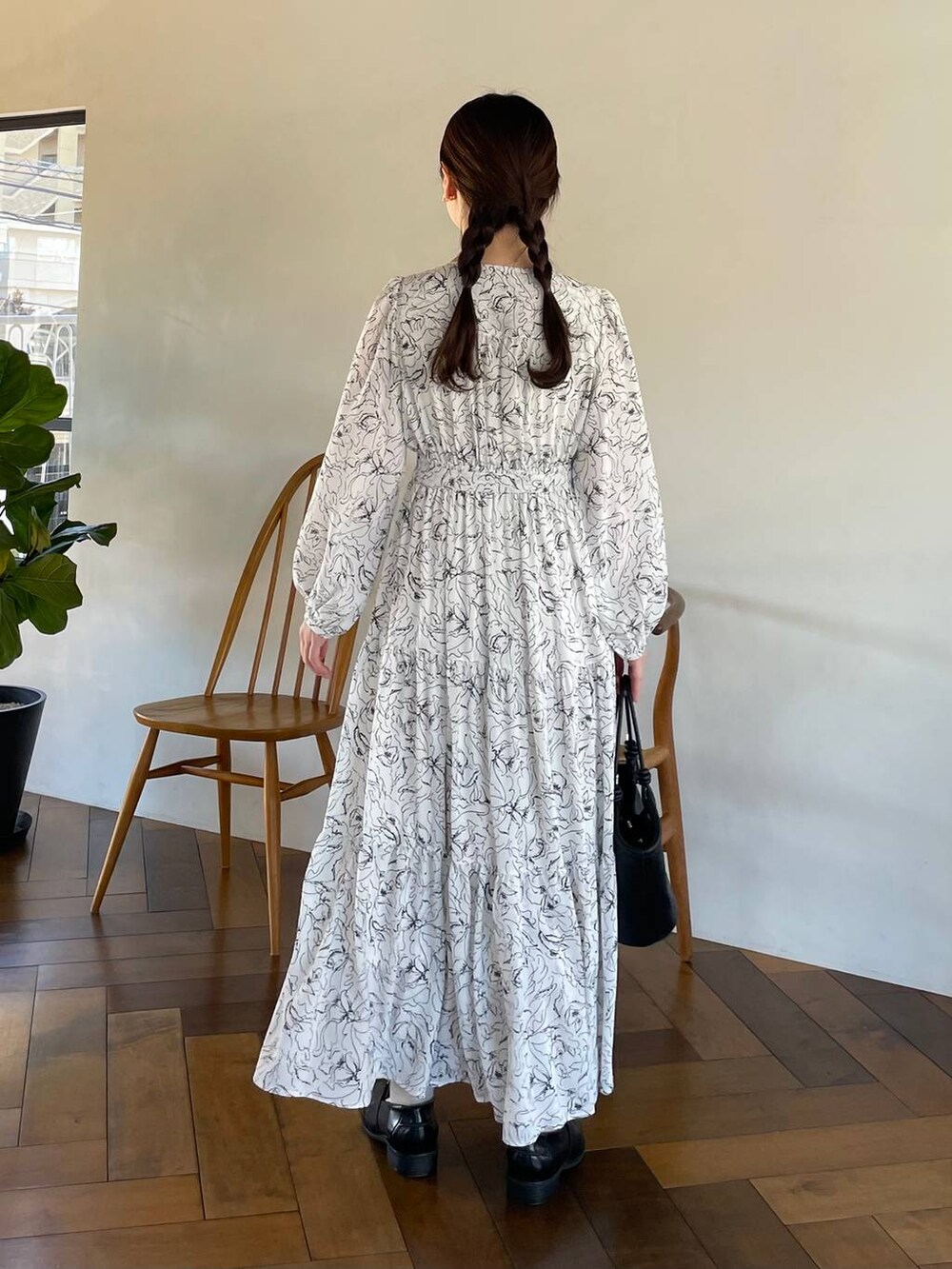 ブラック系のローファー、ホワイト系のワンピース、ホワイト系のタンクトップを着用したレディースの冬コーディネートの2枚目の写真