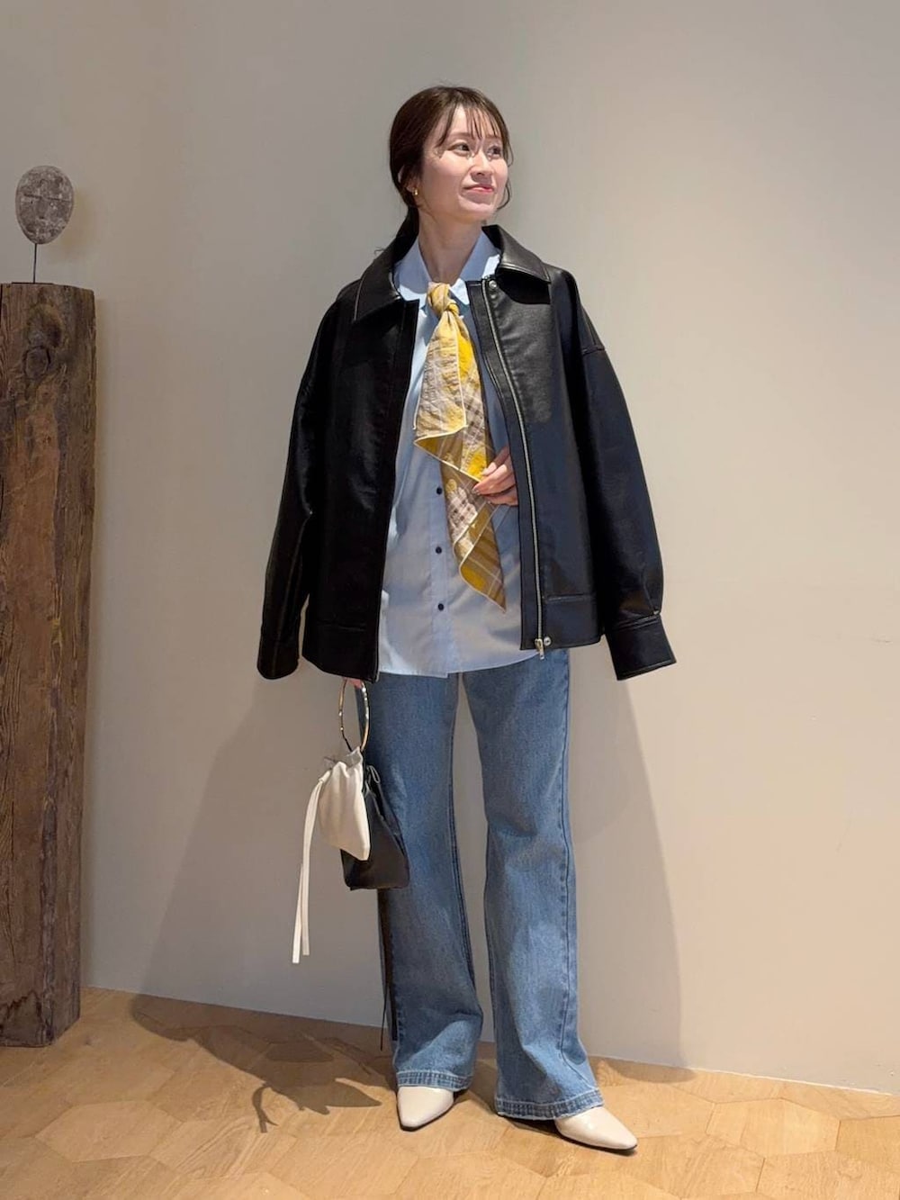 ブルー系のシャツ/ブラウス、ブルー系のデニムパンツ、ホワイト系のサンダルを着用したレディースの冬コーディネートの2枚目の写真