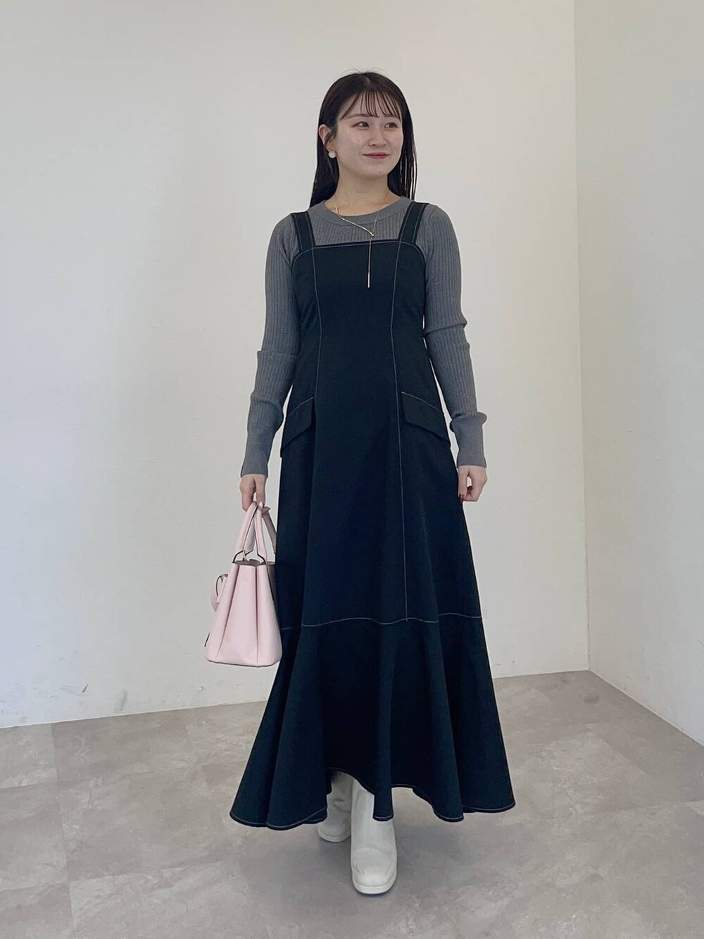 「フェミニン、低身長、モテ、デート/ロマンティック、mysty woman、ブルゾン、ニット、ワンピース、ブーツ、ショートブーツ」|「mysty womanのニットストームショートブーツ 143358(ブーツ、ホワイト系)」を使った、MiOさん(レディース・155cm)の冬コーディネートの3枚目の写真