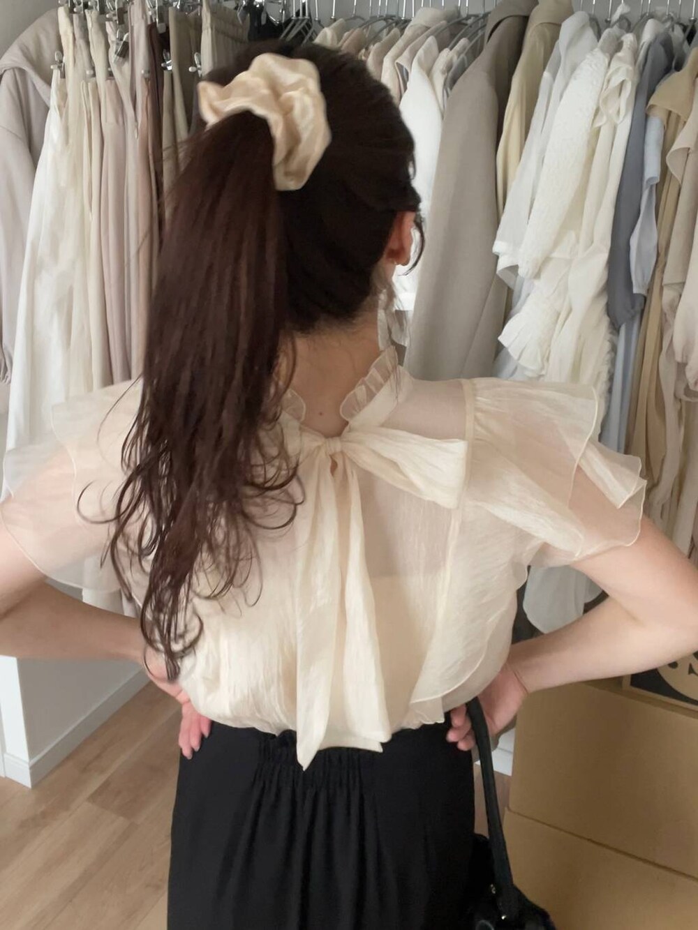 ホワイト系のシャツ/ブラウス、ベージュ系のシュシュを着用したレディースの春コーディネートの4枚目の写真