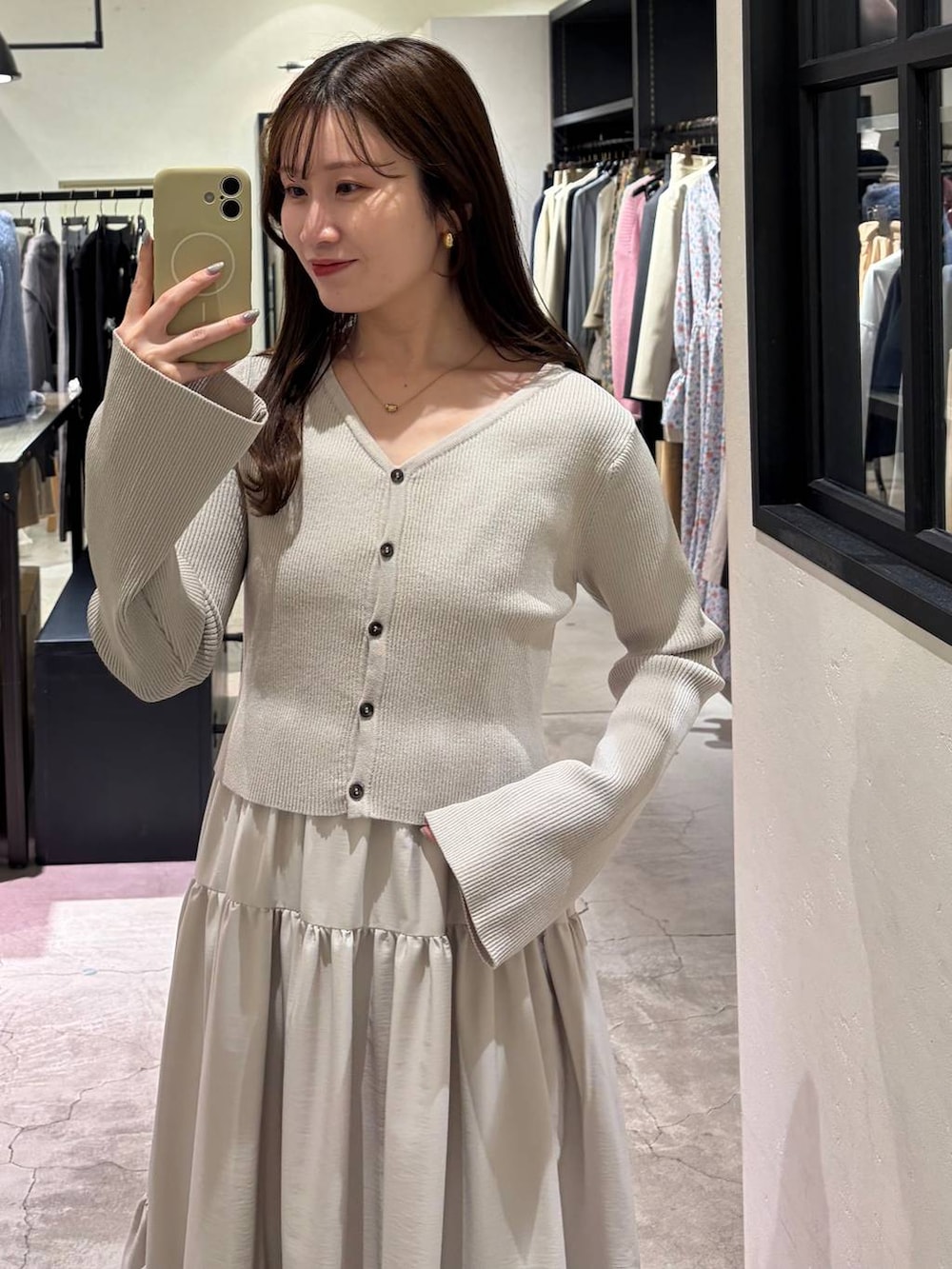 グレー系のワンピースを着用したレディースの冬コーディネートの2枚目の写真