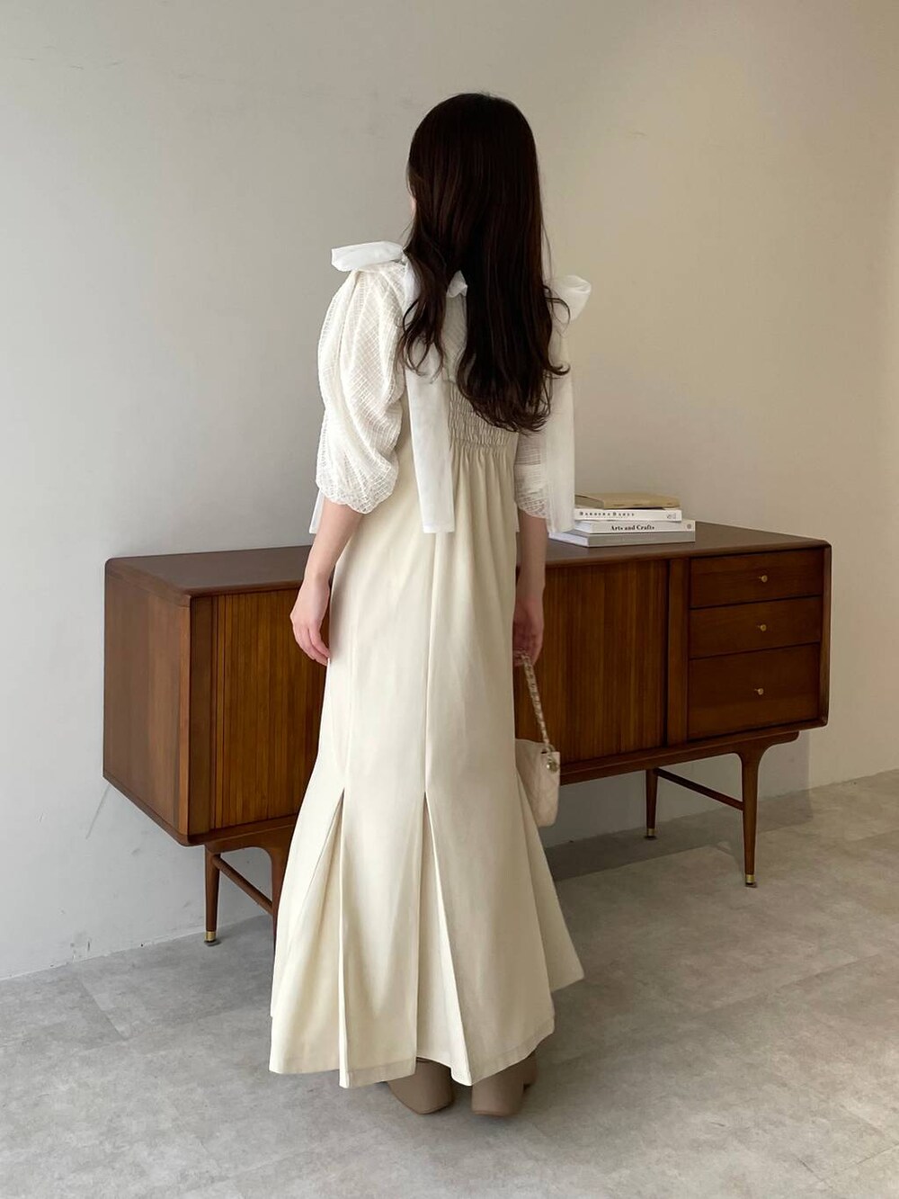 ベージュ系のサンダル、ホワイト系のシャツ/ブラウス、ホワイト系のワンピースを着用したレディースの夏コーディネートの2枚目の写真