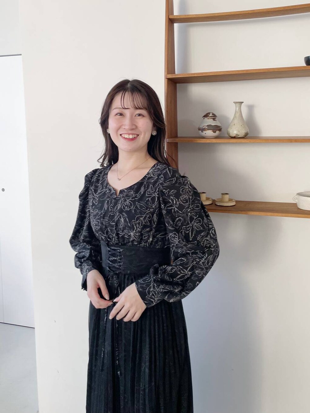 ブラウン系のテーラードジャケット、ブラック系のパンプス、ブラック系のワンピースを着用したレディースの冬コーディネートの4枚目の写真