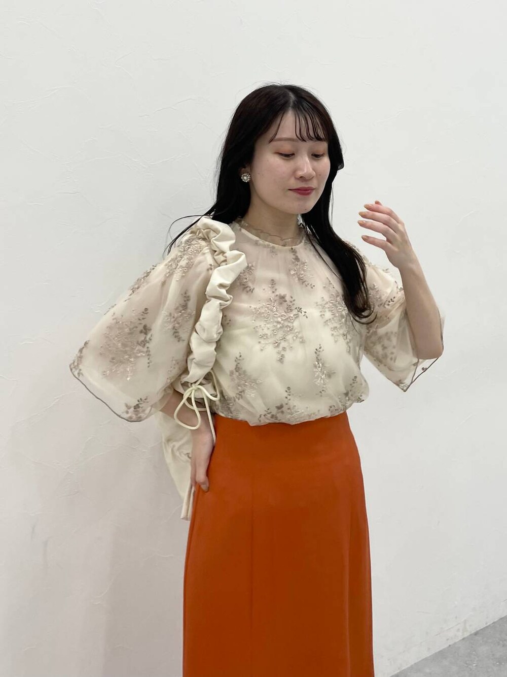 ホワイト系のショルダーバッグ、ホワイト系のシャツ/ブラウス、ホワイト系のサンダルを着用したレディースの春コーディネートの3枚目の写真