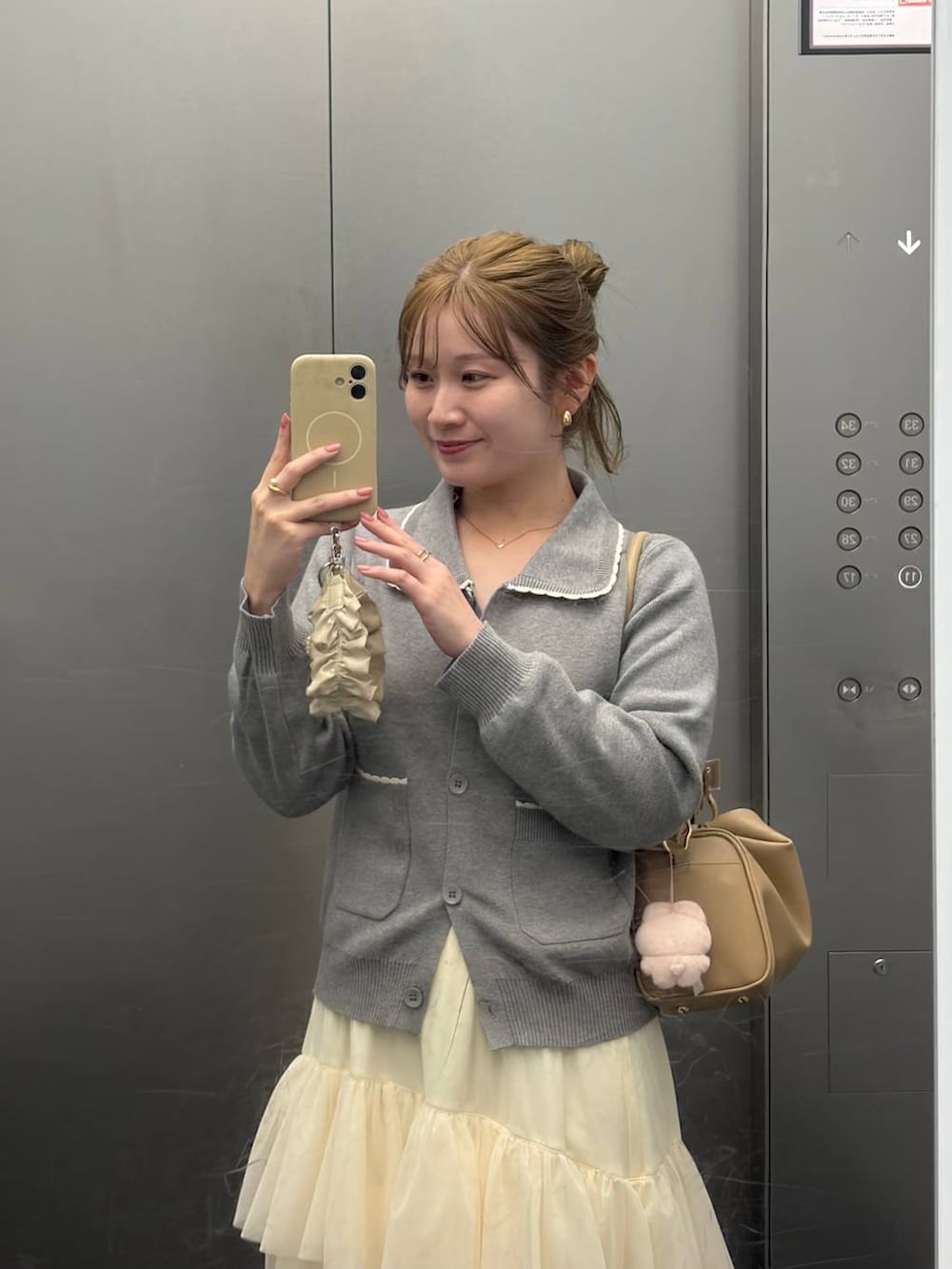 グレー系のニット/セーターを着用したレディースの秋コーディネートの5枚目の写真