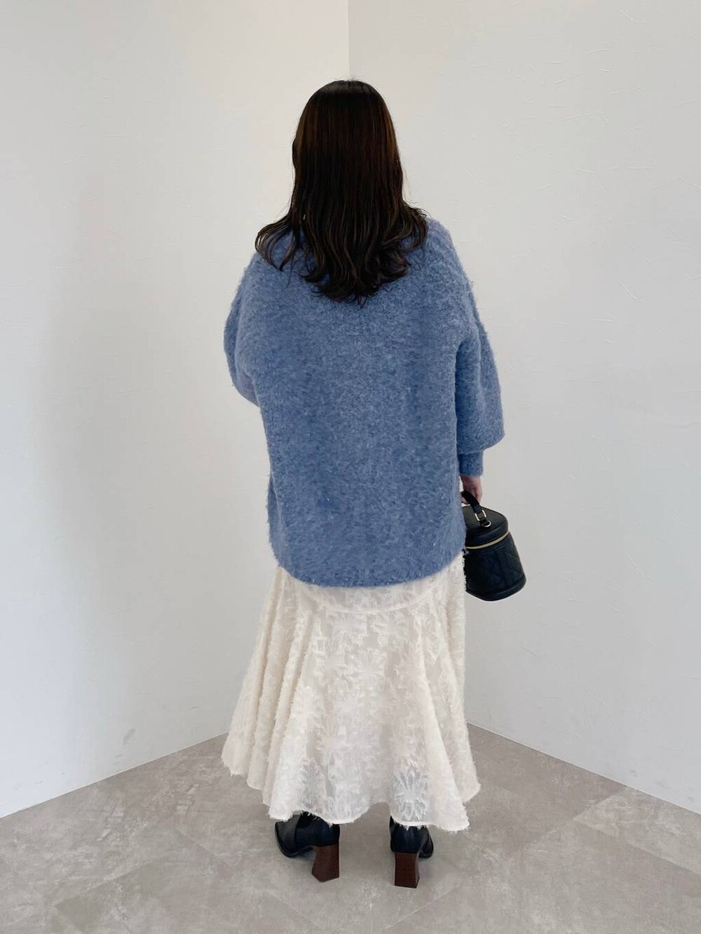 ブルー系のカーディガン/ボレロ、ブラック系のショルダーバッグ、ホワイト系のワンピースを着用したレディースの秋コーディネートの3枚目の写真