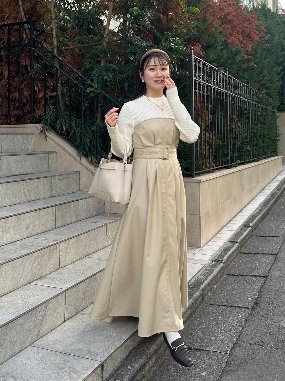 ベージュ系のワンピースを着用したレディースの冬コーディネートの3枚目の写真