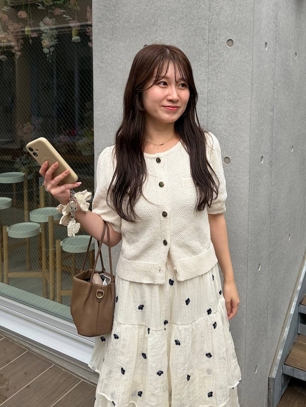 ホワイト系のカーディガン/ボレロ、ホワイト系のスカートを着用したレディースの夏コーディネートの2枚目の写真