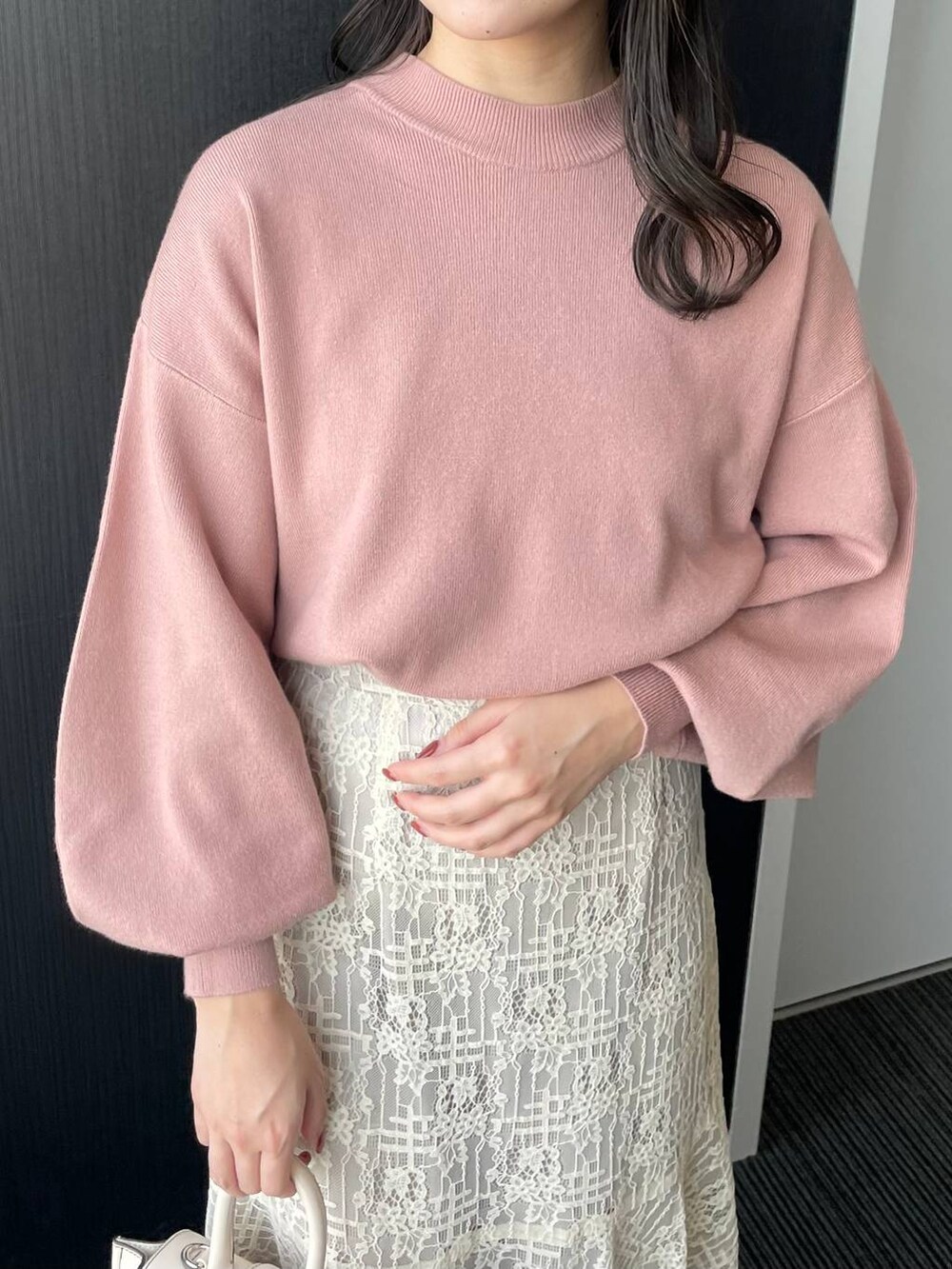 ホワイト系のハンドバッグ、ホワイト系のブーツ、ホワイト系のスカートを着用したレディースの秋コーディネートの3枚目の写真