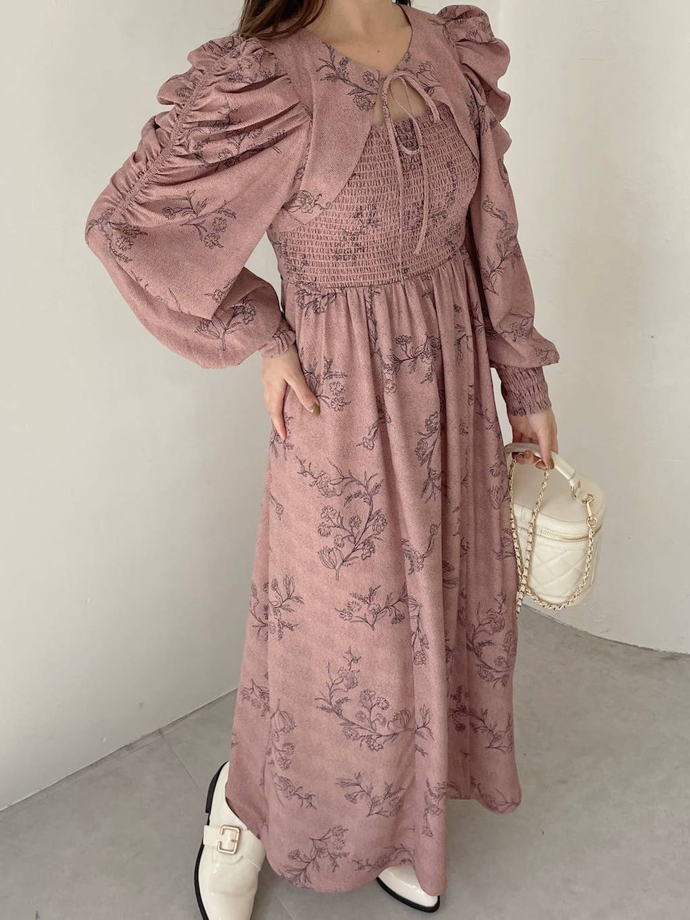 ブラック系のその他シューズ、ホワイト系のショルダーバッグ、ピンク系のワンピースを着用したレディースの夏コーディネートの3枚目の写真