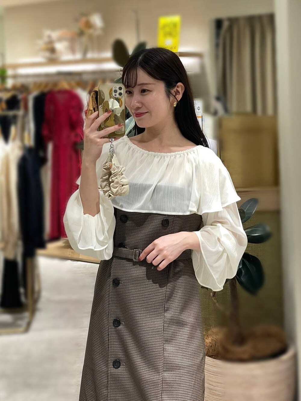 ブラウン系のテーラードジャケット、ブラウン系のワンピース、ホワイト系のシャツ/ブラウスを着用したレディースの秋コーディネートの3枚目の写真