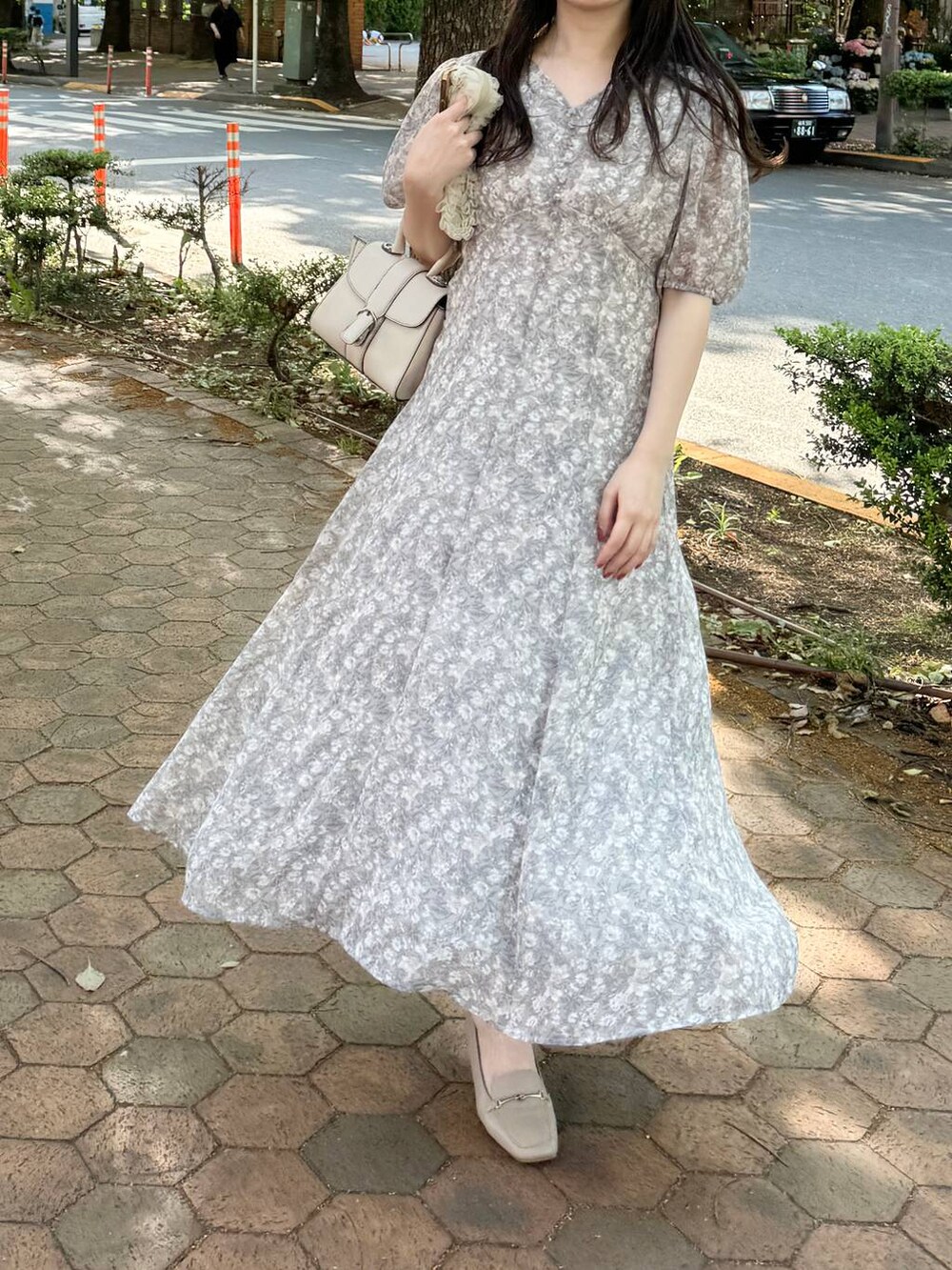 グレー系のワンピースを着用したレディースの夏コーディネートの3枚目の写真