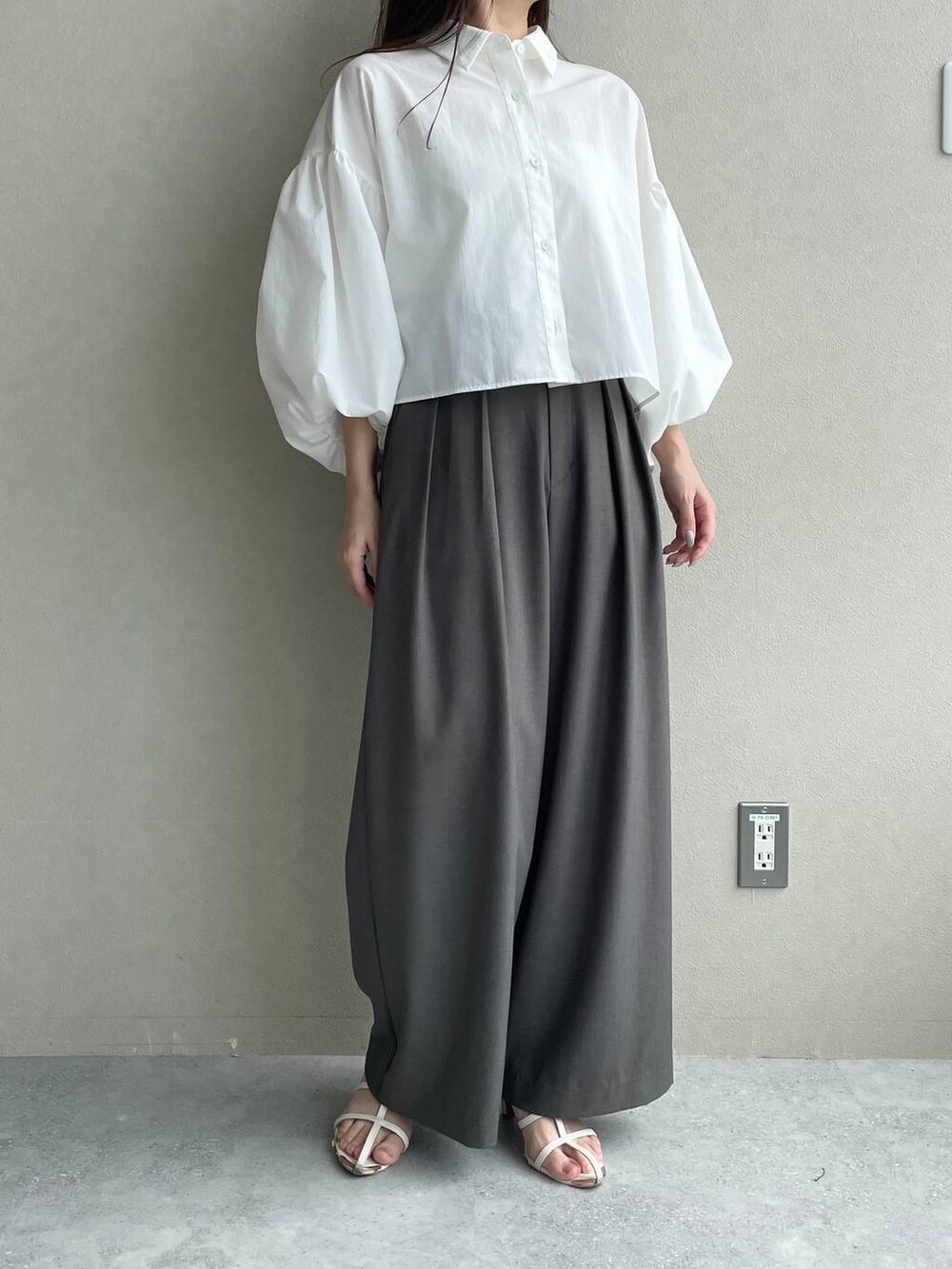 グレー系のその他パンツ、ホワイト系のシャツ/ブラウス、ホワイト系のサンダルを着用したレディースの夏コーディネートの7枚目の写真