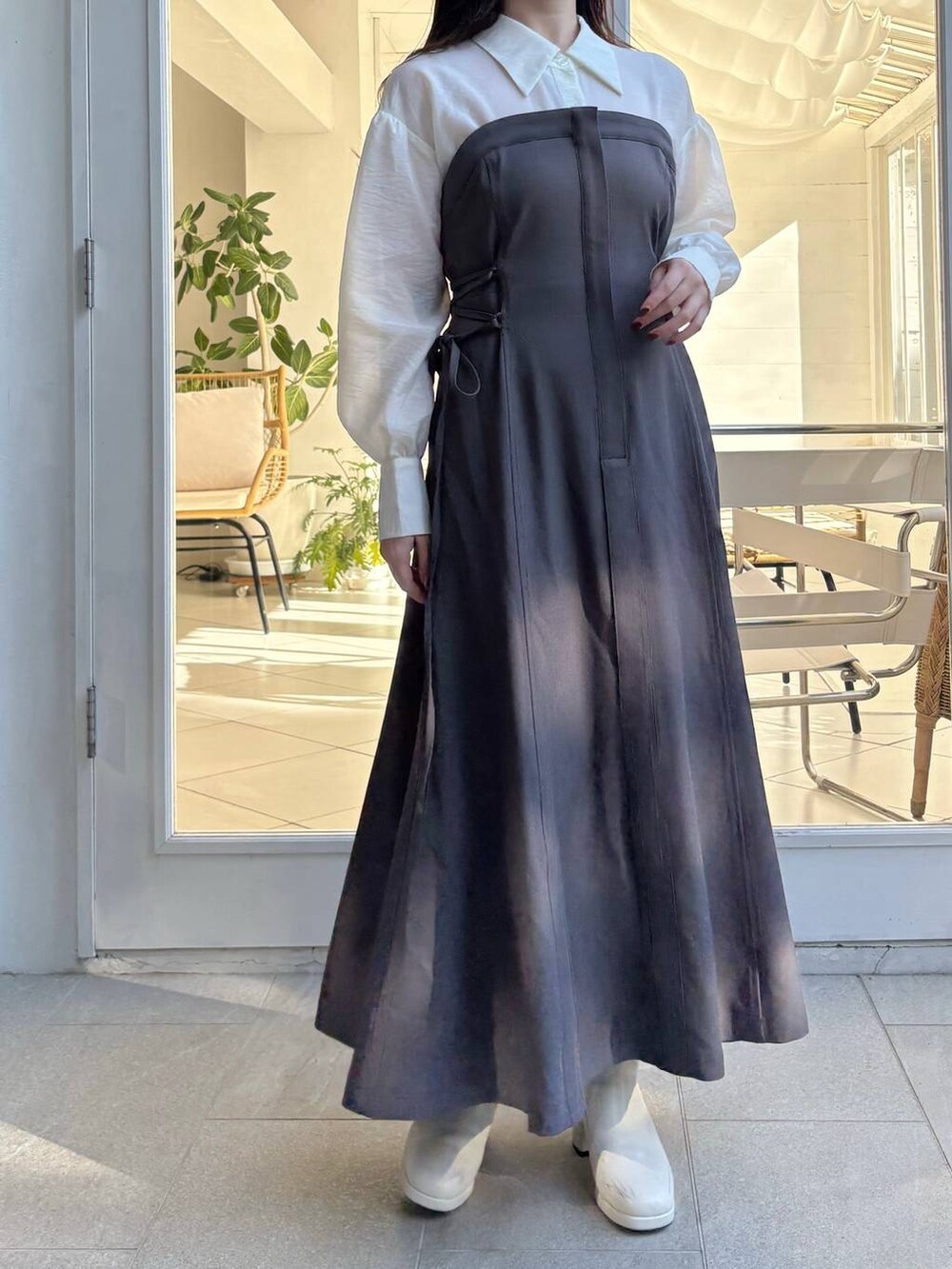 ホワイト系のブーツ、ホワイト系のショルダーバッグ、グレー系のワンピースを着用したレディースの冬コーディネートの4枚目の写真