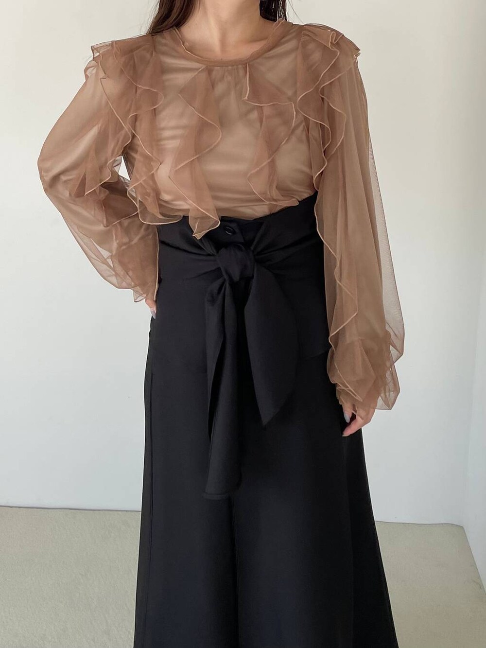 ホワイト系のブーツ、ベージュ系のシャツ/ブラウス、ホワイト系のショルダーバッグを着用したレディースの秋コーディネートの4枚目の写真