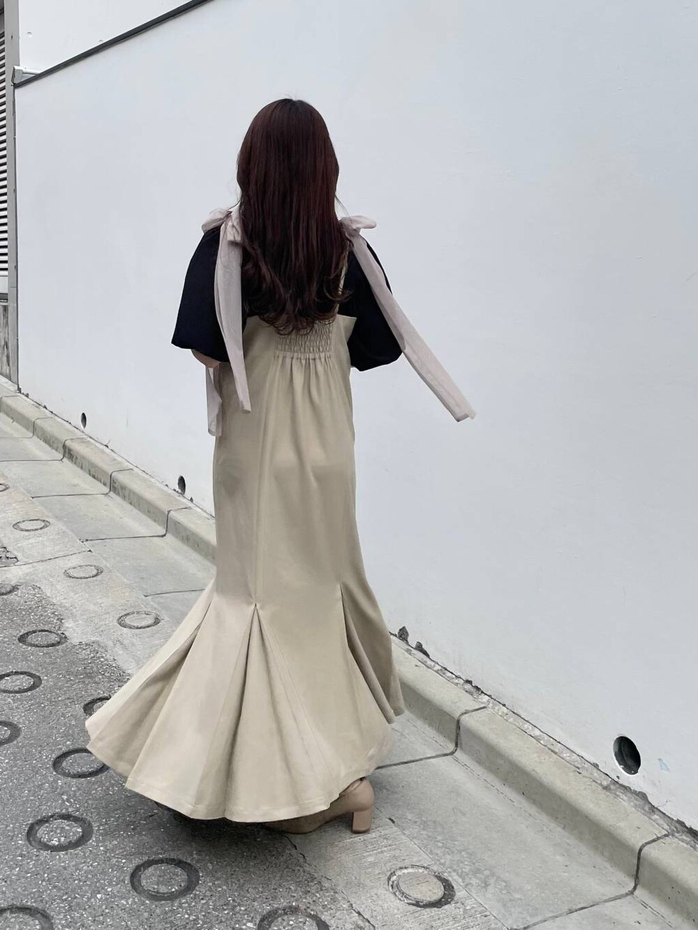 ブラック系のシャツ/ブラウス、ベージュ系のワンピースを着用したレディースの春コーディネートの5枚目の写真