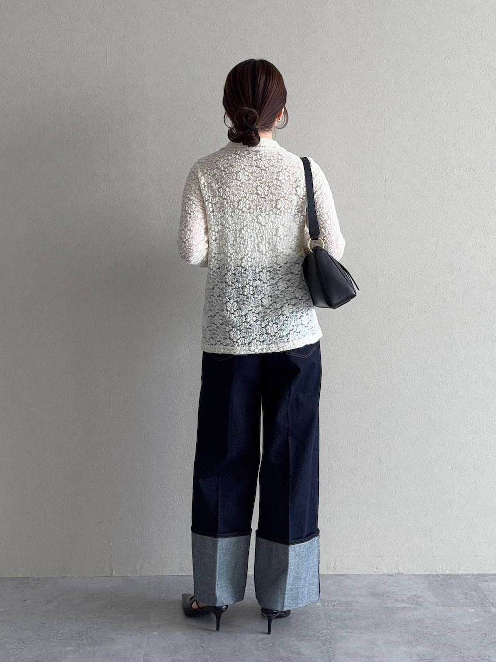 ベージュ系のトレンチコート、ブラック系のサンダル、ブルー系のデニムパンツを着用したレディースの冬コーディネートの5枚目の写真