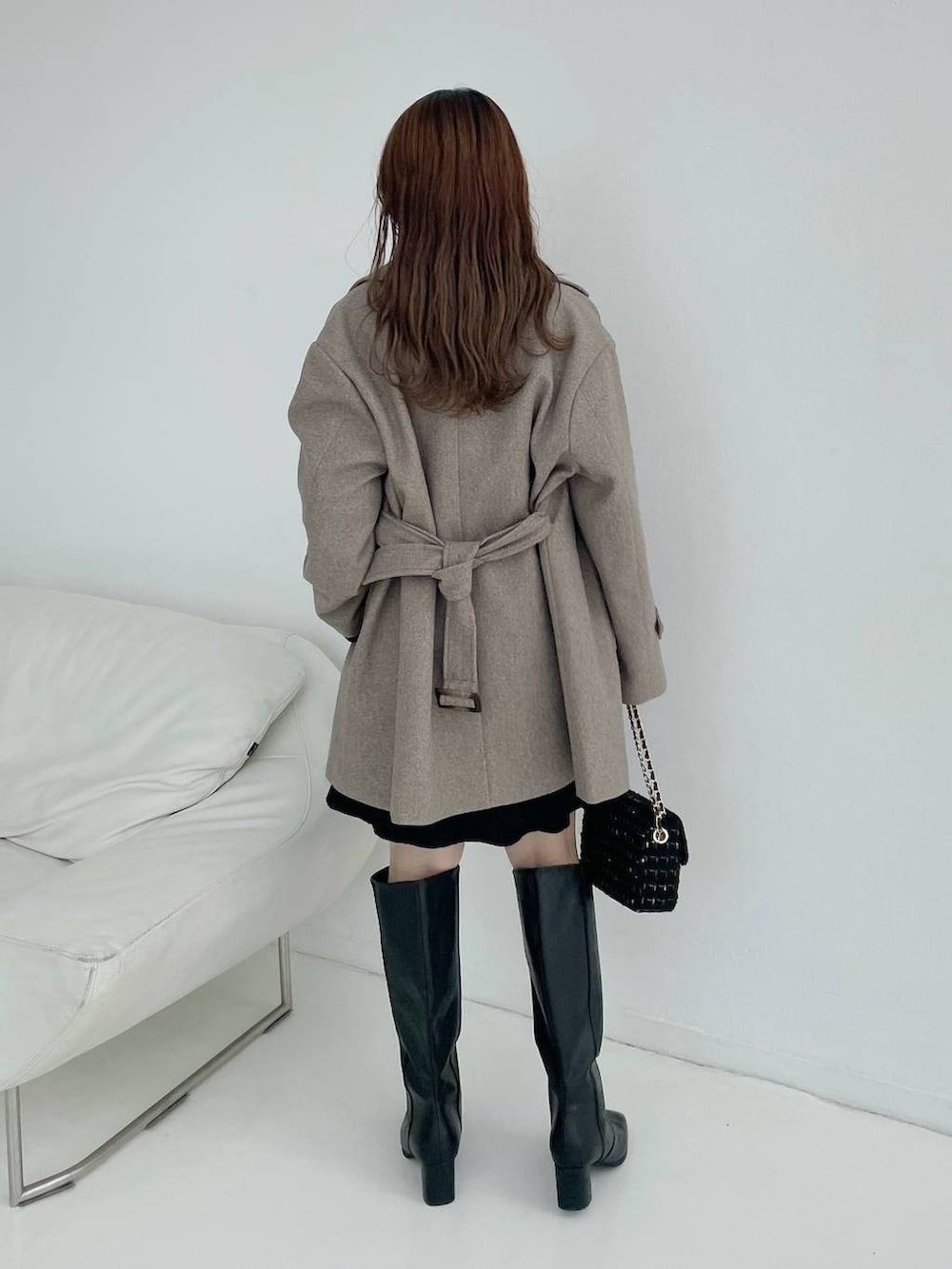 その他のショルダーバッグ、ブラック系のブーツ、ブラウン系のチェスターコートを着用したレディースの秋コーディネートの2枚目の写真