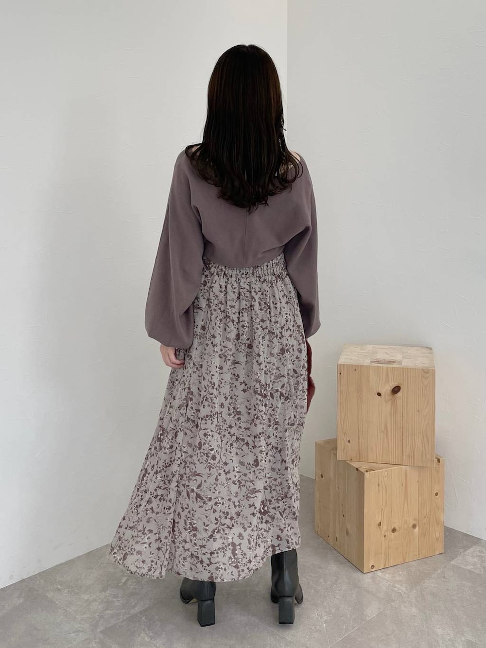 ブラック系のチェスターコート、グレー系のブーツ、ピンク系のハンドバッグを着用したレディースの秋コーディネートの5枚目の写真