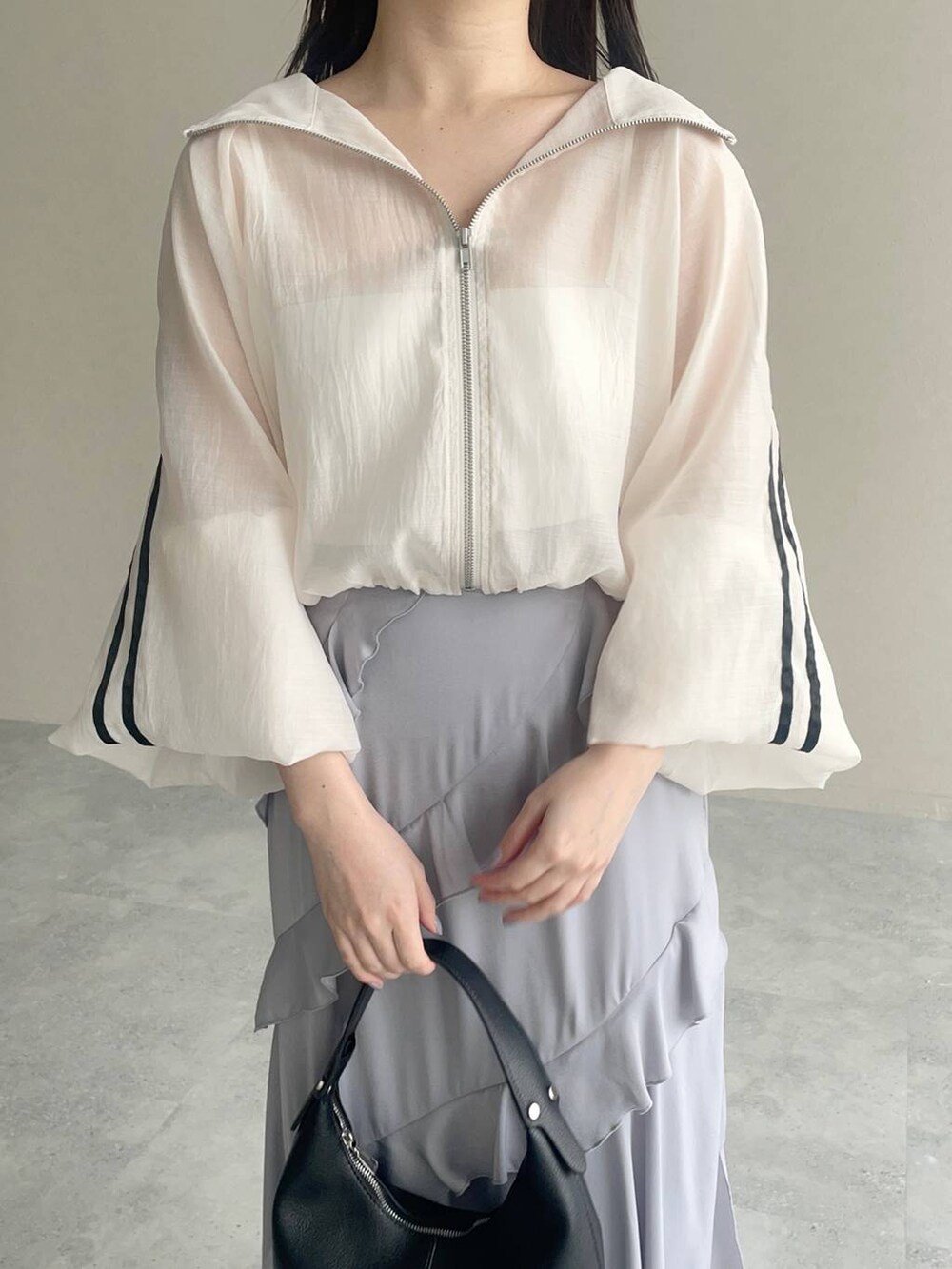 ブラック系のバレエシューズ、ベージュ系のブルゾン、ブラック系のショルダーバッグを着用したレディースの春コーディネートの3枚目の写真