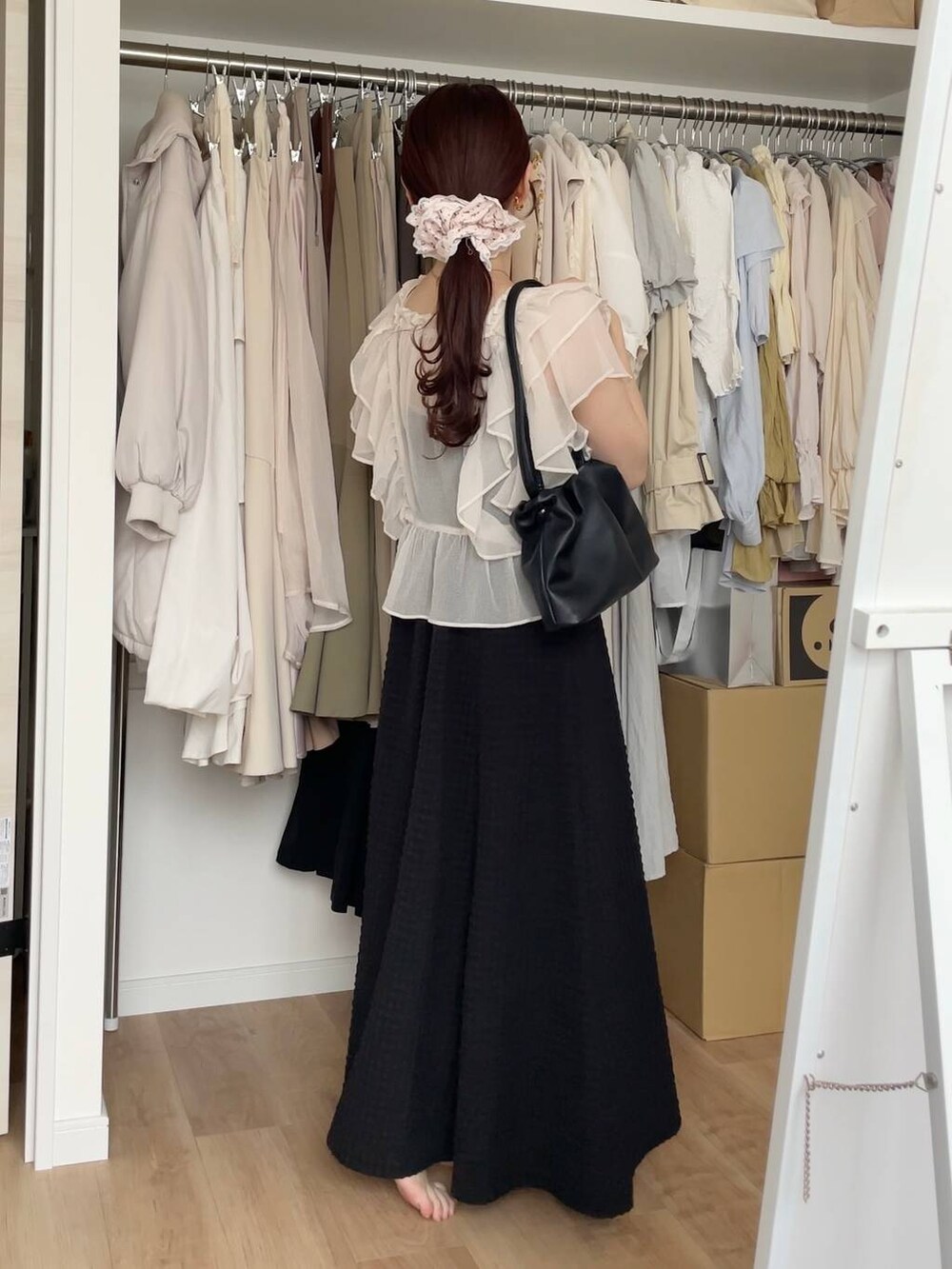 ホワイト系のシャツ/ブラウス、ブラック系のワンピースを着用したレディースの夏コーディネートの2枚目の写真