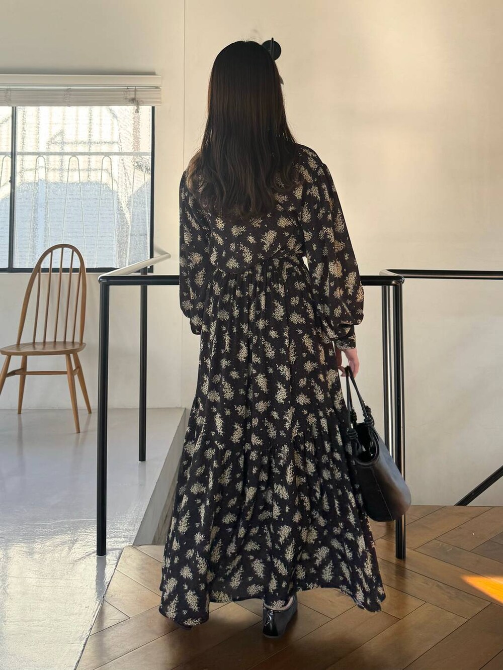 ブラック系のバレエシューズ、ブラック系のシャツ/ブラウス、ブラック系のスカートを着用したレディースの春コーディネートの2枚目の写真