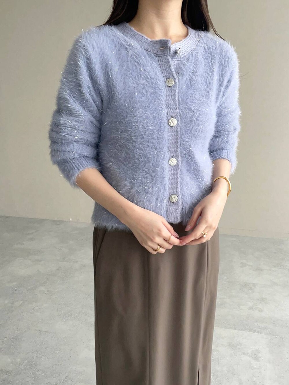 ブラック系のピーコート、ブラック系のハンドバッグ、ブラック系のブーツを着用したレディースの秋コーディネートの5枚目の写真