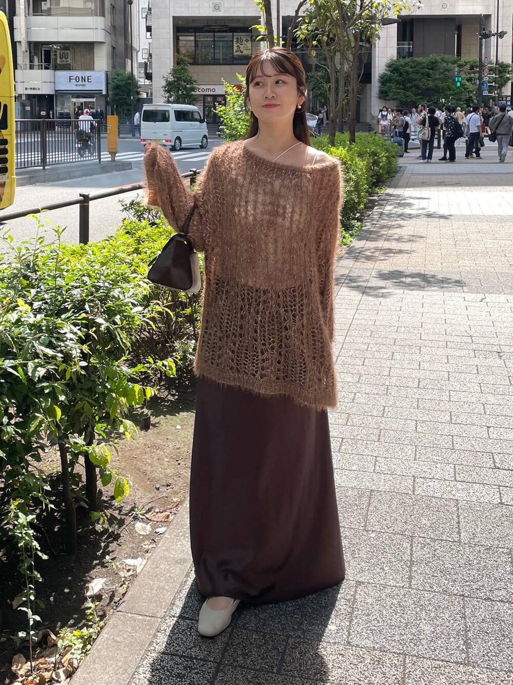 ブラウン系のスカート、ブラウン系のニット/セーターを着用したレディースの秋コーディネートの3枚目の写真