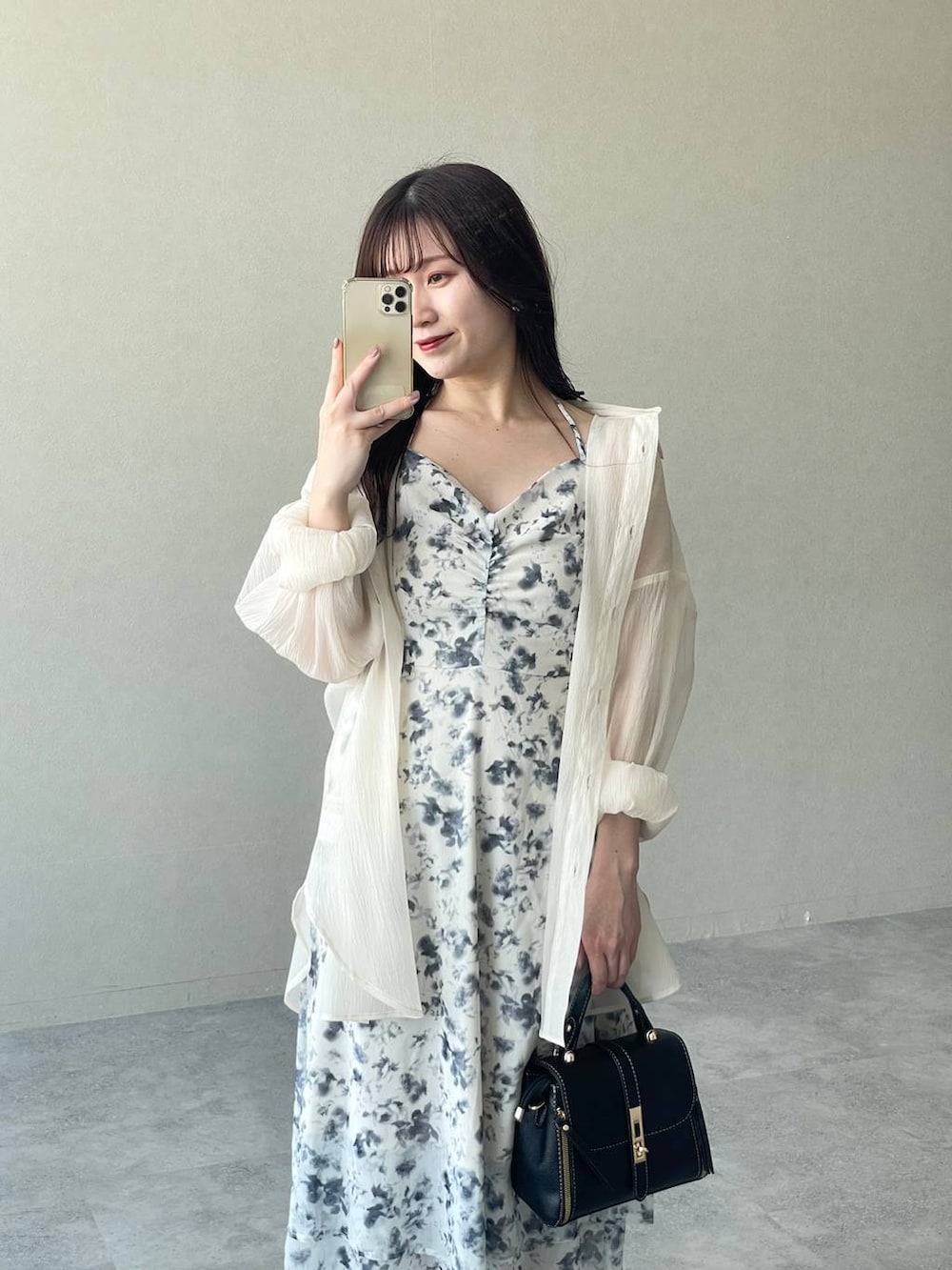 「デート/ロマンティック、mysty woman、夏コーデ、フェミニン、低身長、モテ、シャツ、シャツスタイル、キャミワンピース、パンプス」|「mysty womanのシアーオーバーシャツ 315435(シャツ/ブラウス、ベージュ系)」を使った、MiOさん(レディース・155cm)の春コーディネートの2枚目の写真