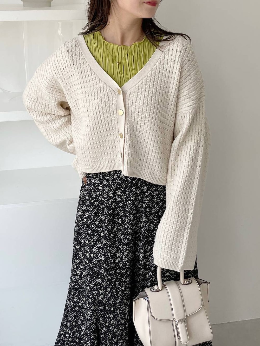 ホワイト系のその他シューズ、ホワイト系のハンドバッグ、ホワイト系のカーディガン/ボレロを着用したレディースの秋コーディネートの4枚目の写真