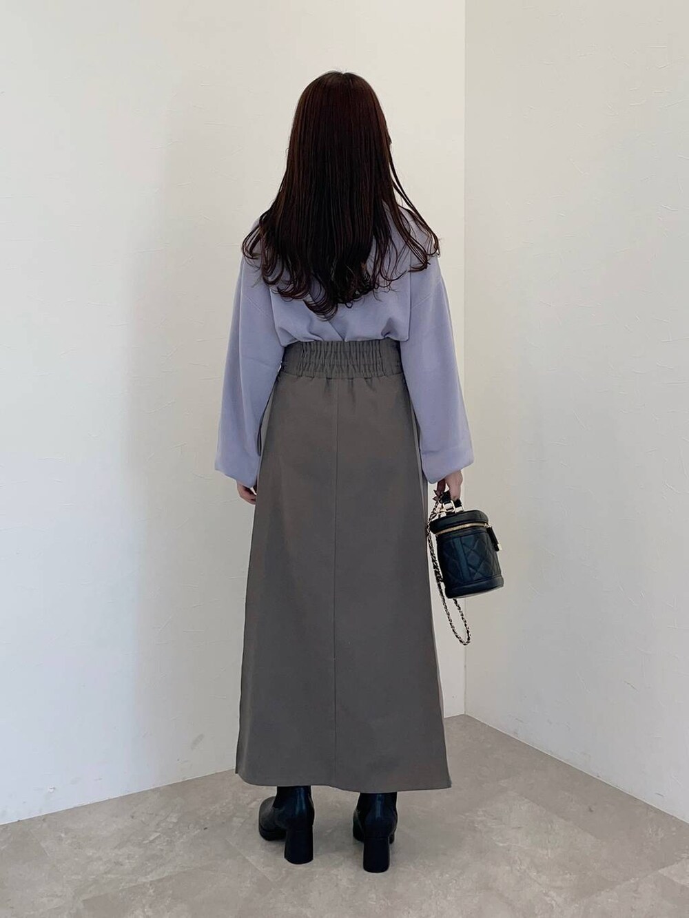 ブラック系のブーツ、ブラック系のブルゾン、ブラック系のショルダーバッグを着用したレディースの冬コーディネートの5枚目の写真