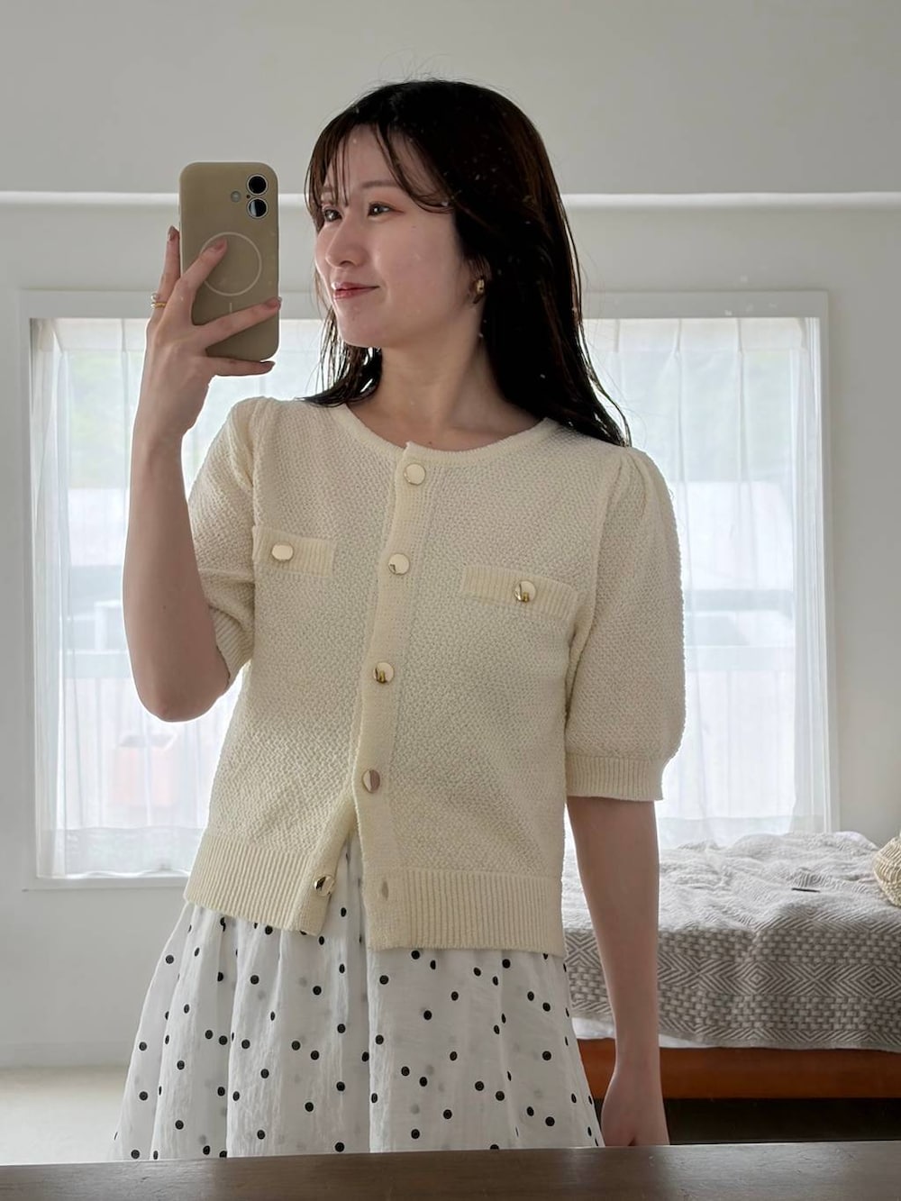 ホワイト系のカーディガン/ボレロ、ブラウン系のサンダル、ホワイト系のスカートを着用したレディースの春コーディネートの3枚目の写真