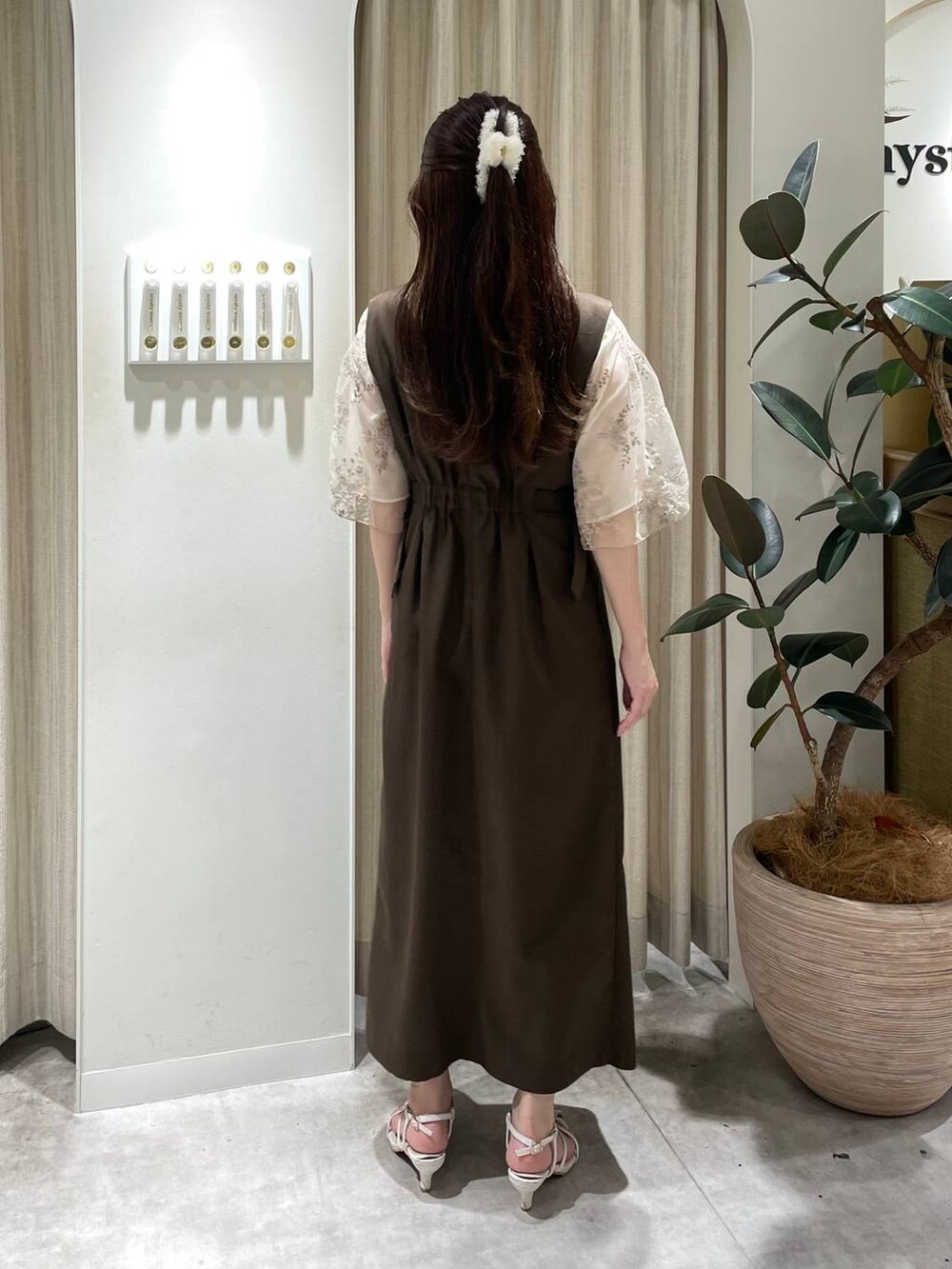 ホワイト系のシャツ/ブラウス、ホワイト系のサンダル、ブラウン系のジャンパースカートを着用したレディースの夏コーディネートの2枚目の写真