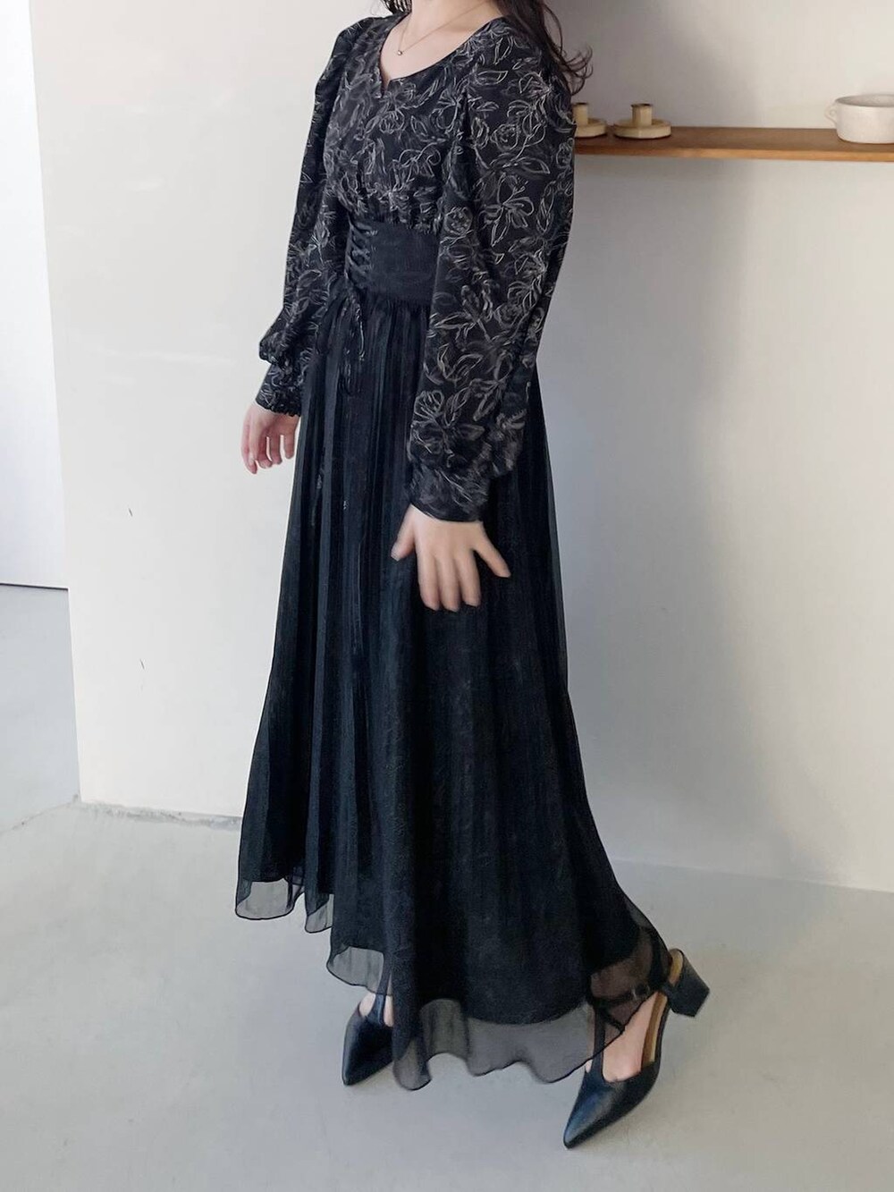 ブラウン系のテーラードジャケット、ブラック系のパンプス、ブラック系のワンピースを着用したレディースの冬コーディネートの3枚目の写真