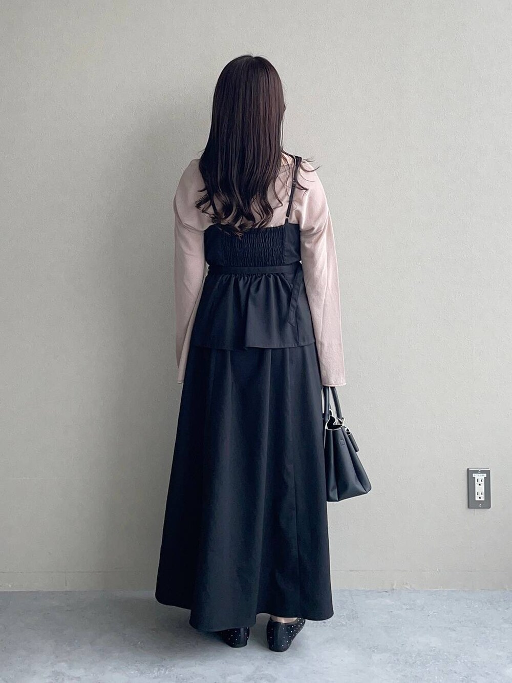 ベージュ系のニット/セーター、ブラック系のショルダーバッグ、ブラック系のバレエシューズを着用したレディースの春コーディネートの2枚目の写真