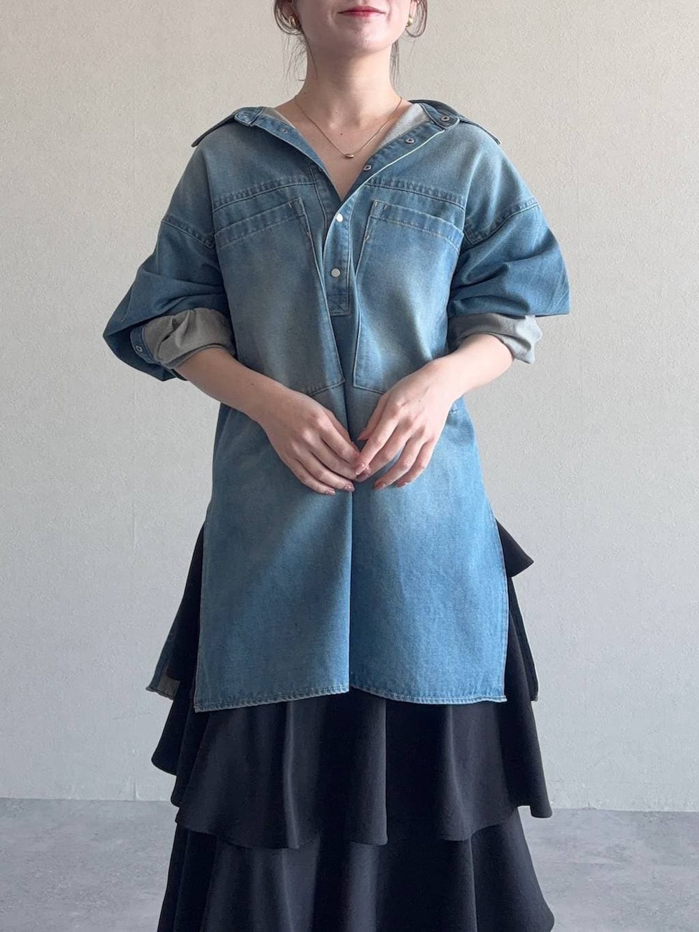 ブラック系のボストンバッグ、ブラック系のローファー、ブラック系のスカートを着用したレディースの冬コーディネートの3枚目の写真