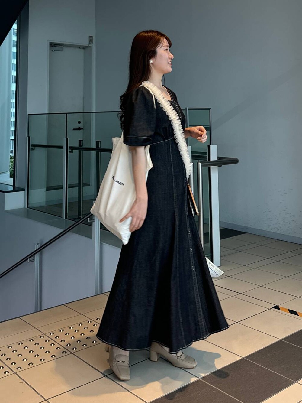 ブラック系のワンピース、その他のスマホケース/カバー、ベージュ系のスマホグッズを着用したレディースの春コーディネートの3枚目の写真