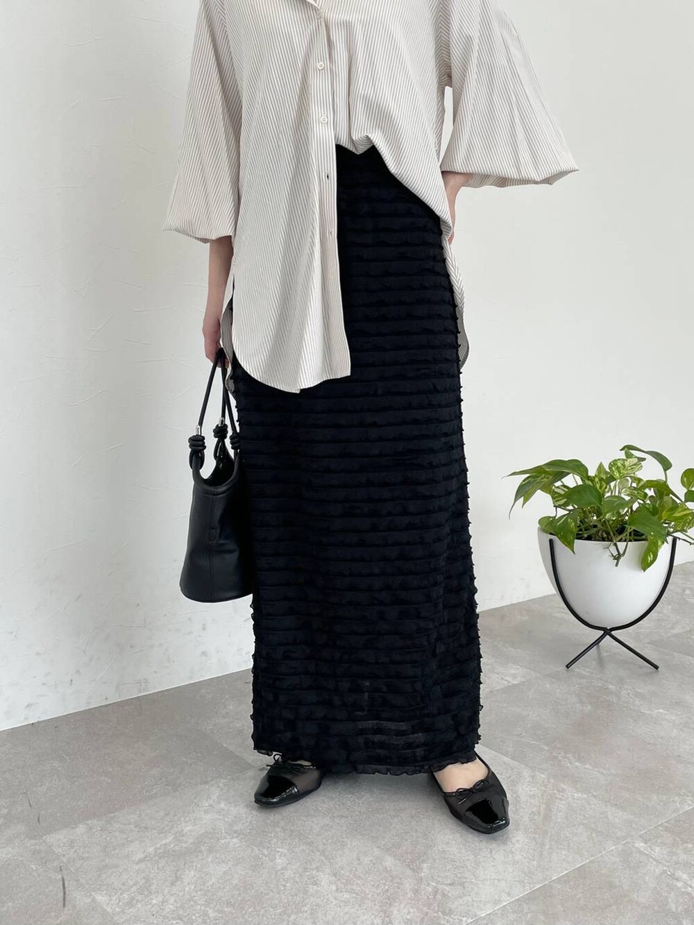 ブラック系のバレエシューズ、ベージュ系のシャツ/ブラウス、ブラック系のハンドバッグを着用したレディースの春コーディネートの4枚目の写真