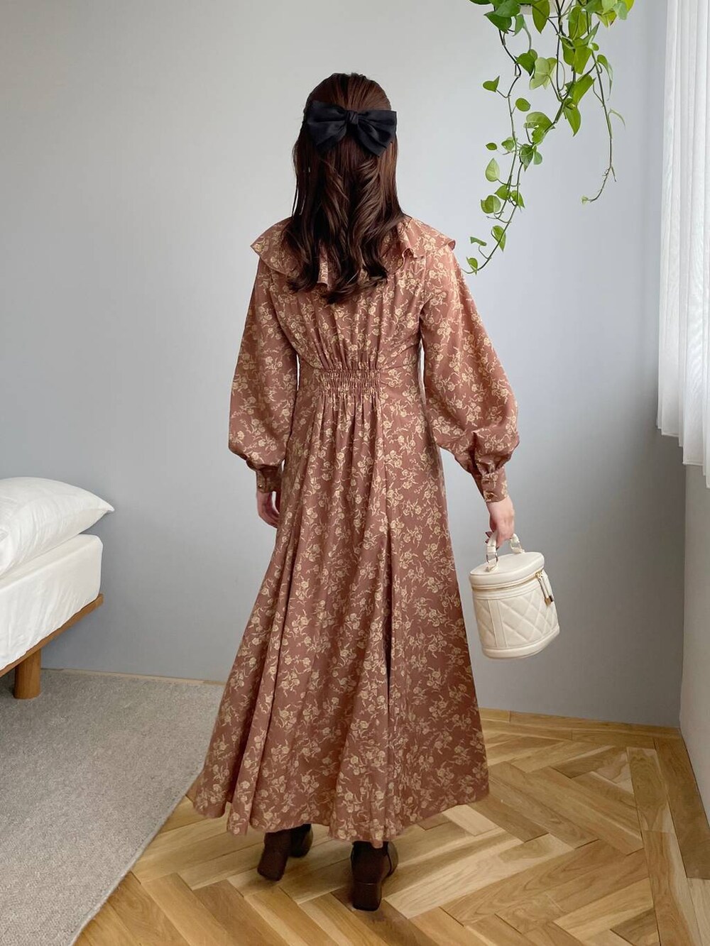 ホワイト系のショルダーバッグ、ブラウン系のブーツ、ブラウン系のワンピースを着用したレディースの秋コーディネートの2枚目の写真