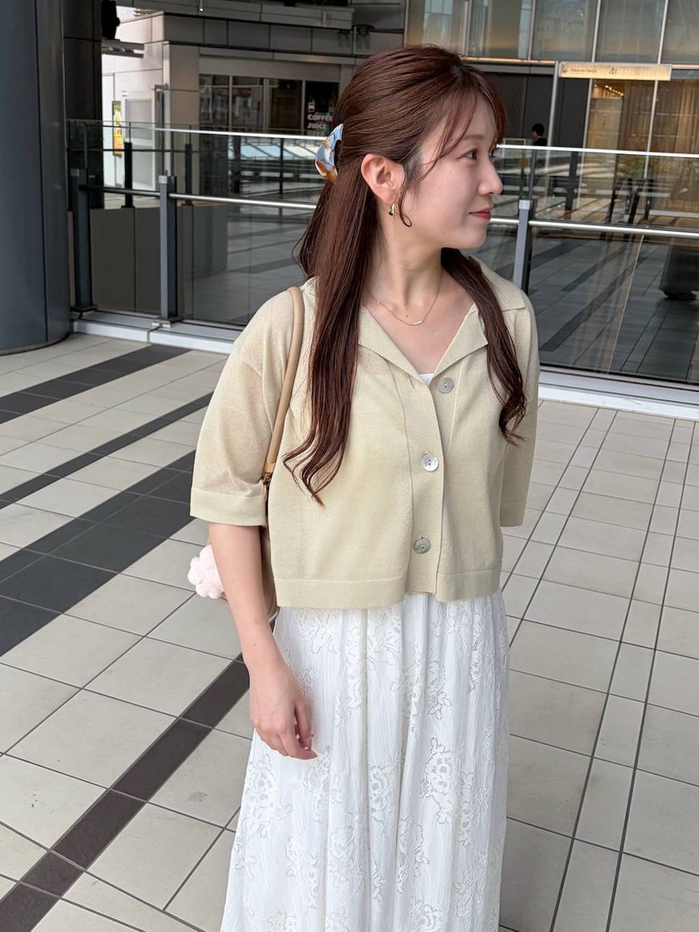 ベージュ系のニット/セーター、ホワイト系のワンピースを着用したレディースの秋コーディネートの3枚目の写真