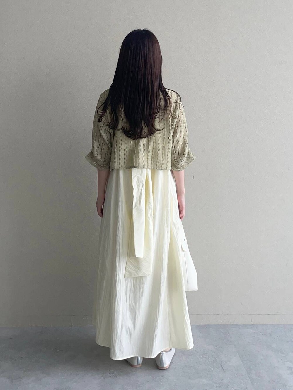 グリーン系のカーディガン/ボレロ、ホワイト系のショルダーバッグ、ホワイト系のワンピースを着用したレディースの夏コーディネートの2枚目の写真