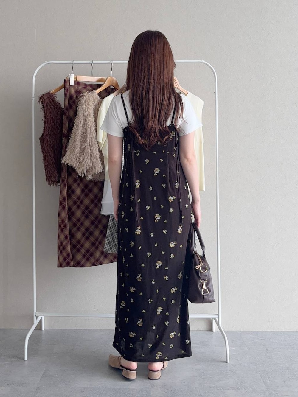 ベージュ系のサンダル、ホワイト系のTシャツ/カットソー、ブラウン系のワンピースを着用したレディースの秋コーディネートの2枚目の写真