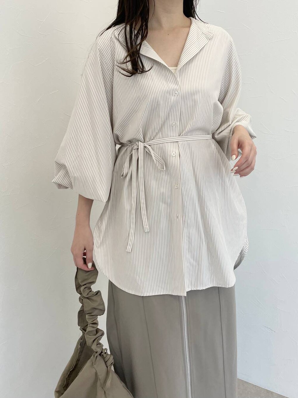 ブラック系のバレエシューズ、ベージュ系のシャツ/ブラウス、ブラウン系のショルダーバッグを着用したレディースの春コーディネートの3枚目の写真