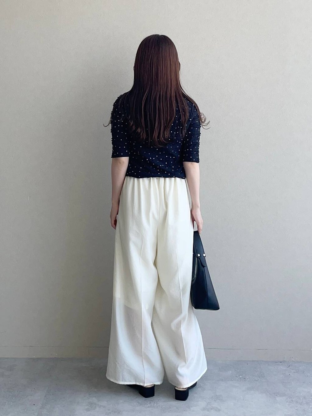 ブラック系のサンダル、ブラック系のショルダーバッグ、ブラック系のカーディガン/ボレロを着用したレディースの夏コーディネートの2枚目の写真