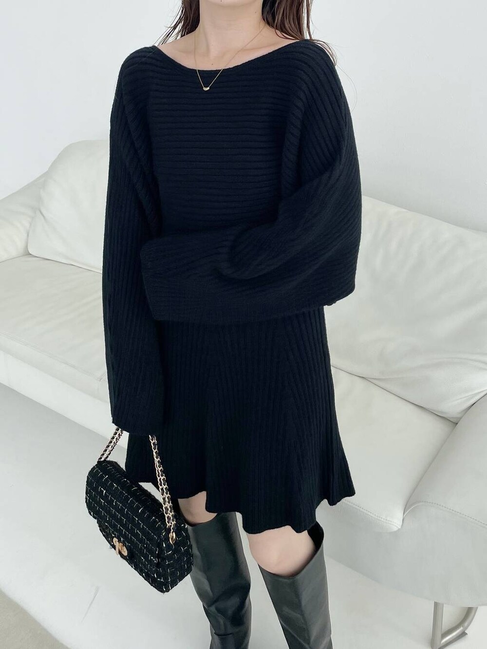 その他のショルダーバッグ、ブラック系のブーツ、ブラック系のワンピースを着用したレディースの秋コーディネートの3枚目の写真